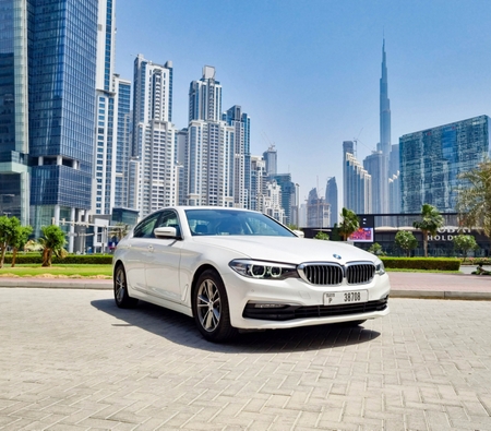 BMW 520i 2020 for rent in 沙迦