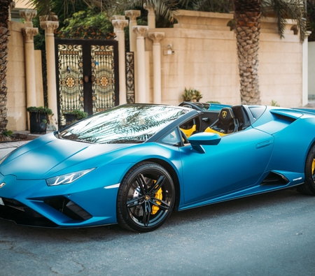 Lamborghini Huracan Evo Spyder 2021 for rent in 迪拜