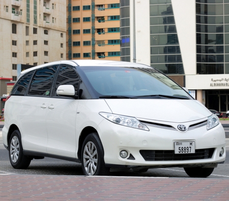 Toyota Previa 2018 for rent in عجمان