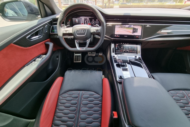 Schwarz Audi RS Q8 2022