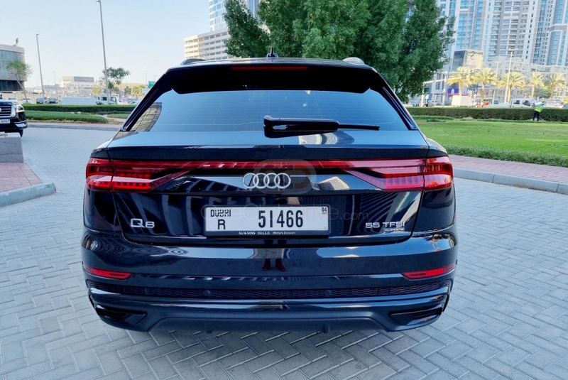 zwart Audi Q8 2021