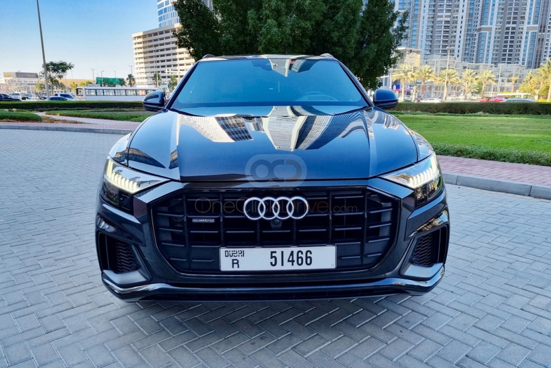 Noir Audi Q8 2021