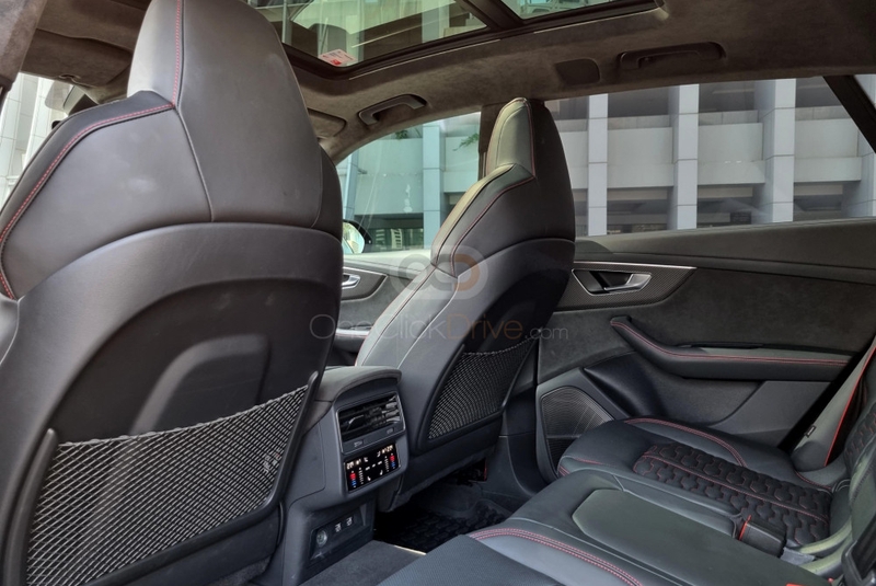 Siyah Audi RS Q8 2020