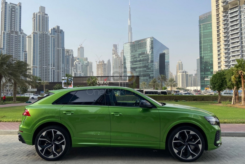 Yeşil Audi RS Q8 2021