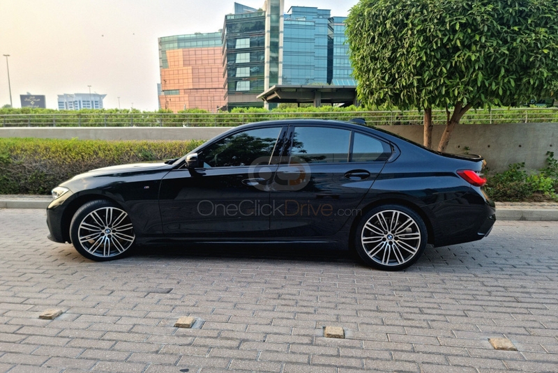 Black BMW 320i 2022