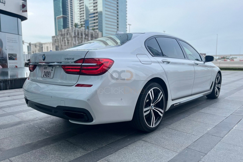 White BMW 750Li 2019