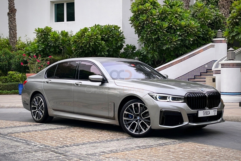 Bej BMW 760i 2021