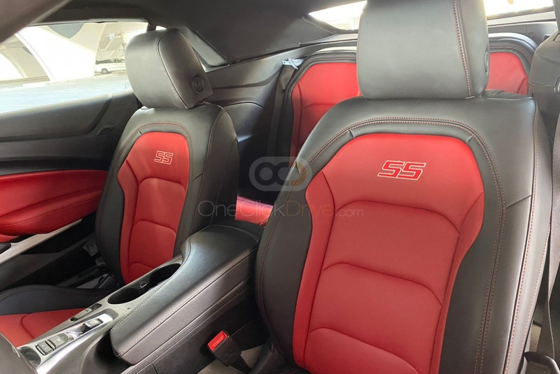 红色的 雪佛兰 Camaro ZL1 套件可转换 V6 2022