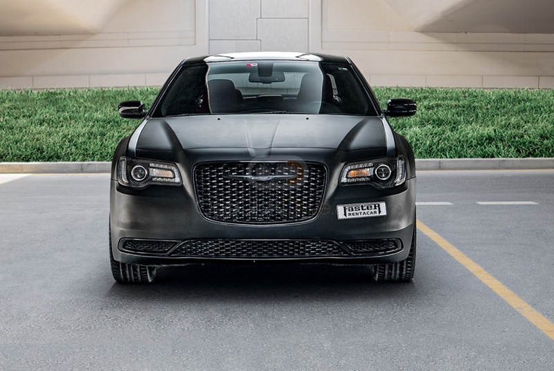 Black Chrysler 300C 2019