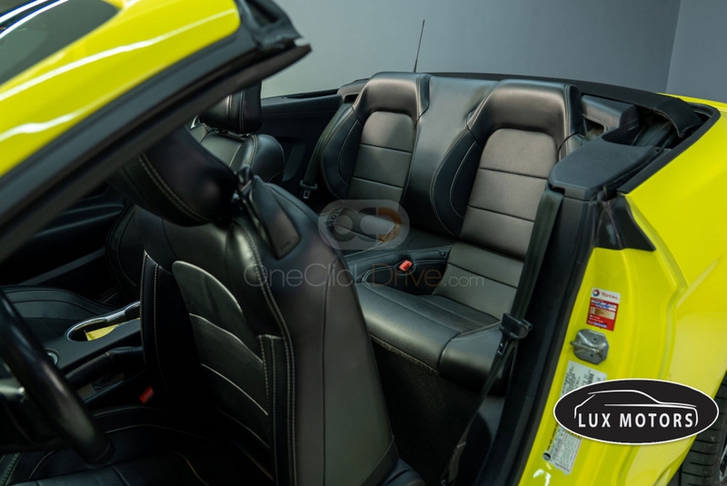 желтый Форд
 Mustang EcoBoost Convertible V4 2019