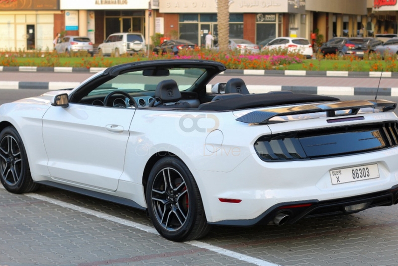 White Ford Mustang EcoBoost Coupe V4 2020