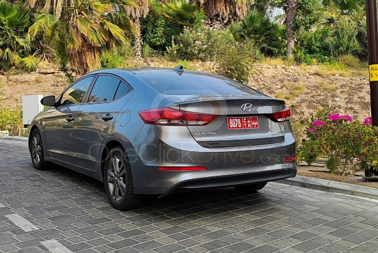 Grau Hyundai Elantra 2018