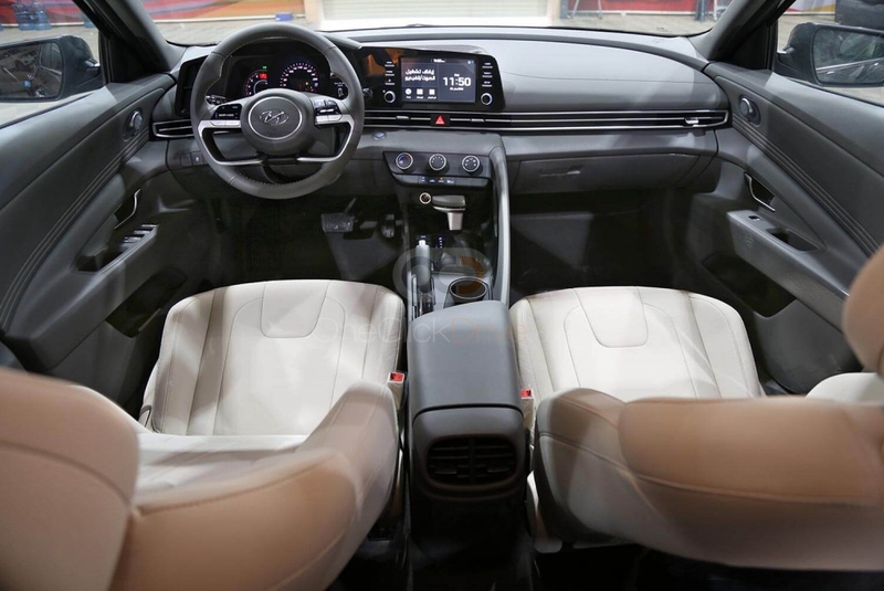Grau Hyundai Elantra 2021