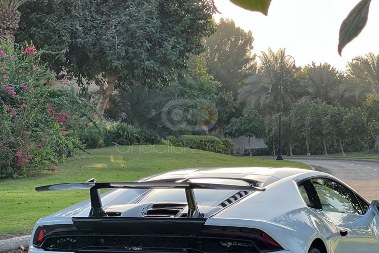 White Lamborghini Huracan Evo Coupe 2021