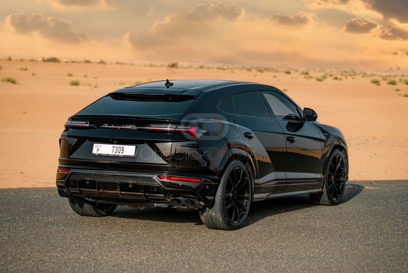 Black Lamborghini Urus 2021