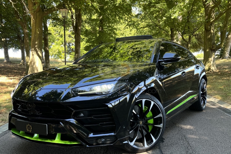 Black Lamborghini Urus 2023