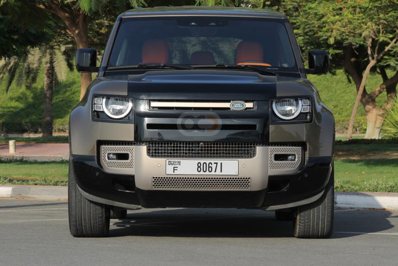 Black Land Rover Defender V6 2022