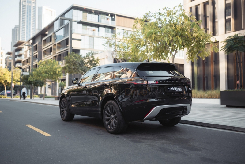 Black Land Rover Range Rover Velar 2022