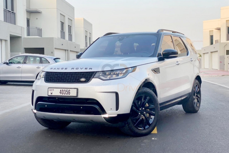 White Land Rover Discovery HSE 2021