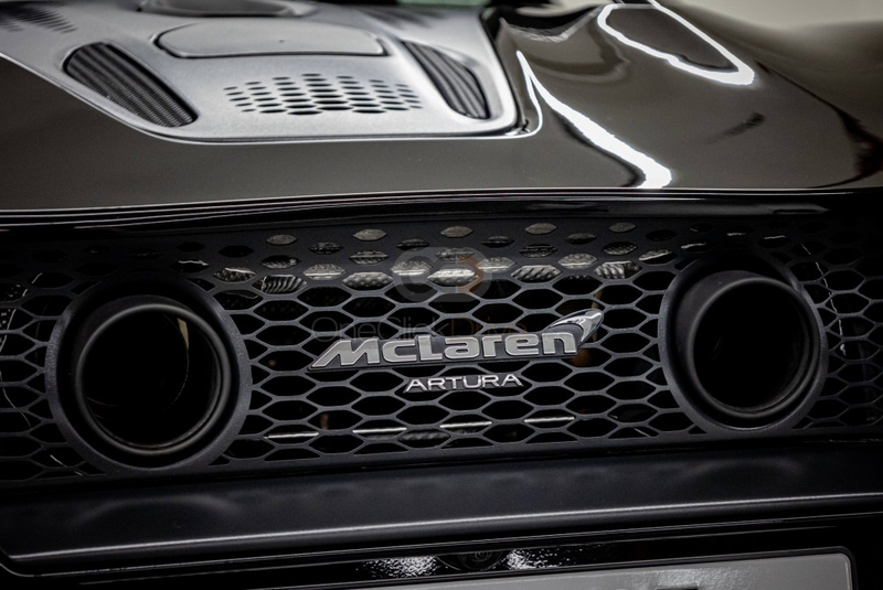 Black McLaren Artura 2023
