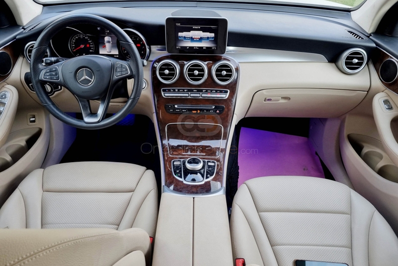White Mercedes Benz GLC 300 2019