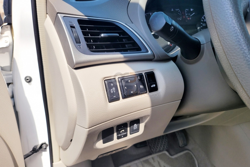 White Nissan Sentra 2018
