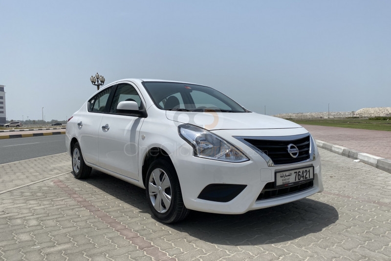 Weiß Nissan Sonnig 2019