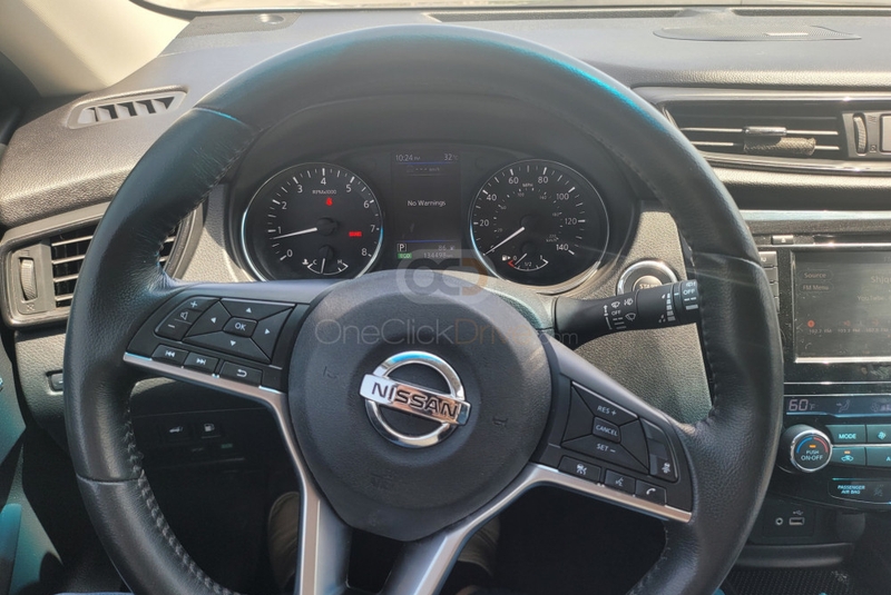 Dunkelgrau Nissan Xtrail 2018