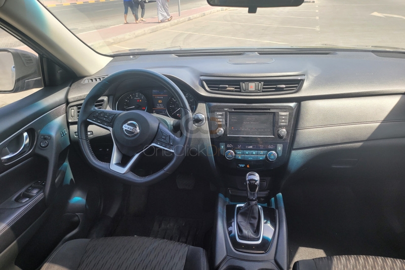 Dunkelgrau Nissan Xtrail 2018