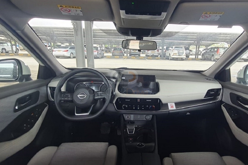 White Nissan Xtrail 2023