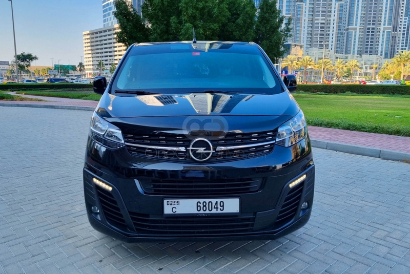Black Opel Zafira 2022
