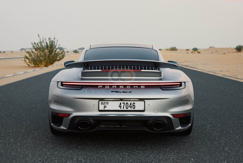 Gümüş Porsche 911 Turbo S 2020