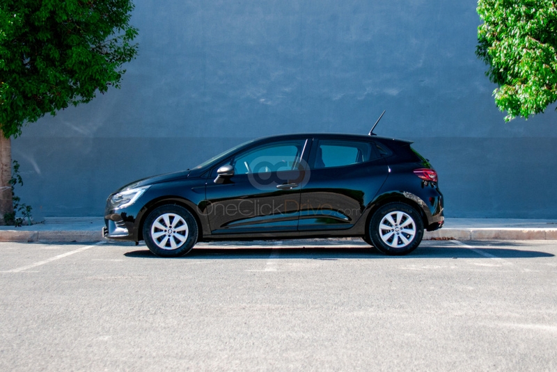 Black Renault Clio 2023