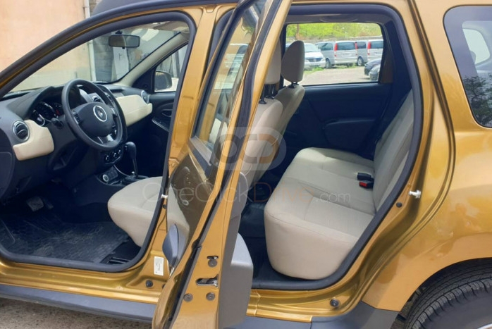 Yellow Renault Duster 4x4 2016
