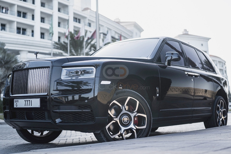 Negro Rolls Royce Insignia negra de Cullinan 2021