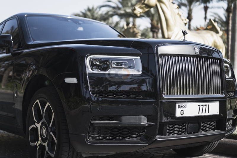 Negro Rolls Royce Insignia negra de Cullinan 2021