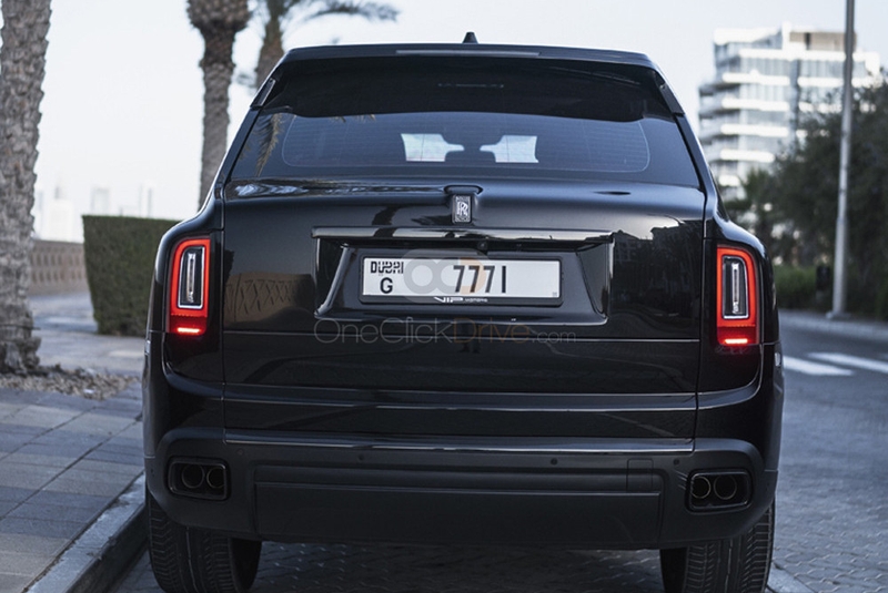 zwart Rolls Royce Cullinan Black Badge 2021