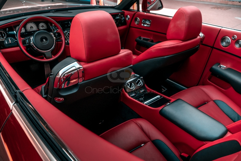 rouge Rolls Royce Insigne noir de l'aube 2019