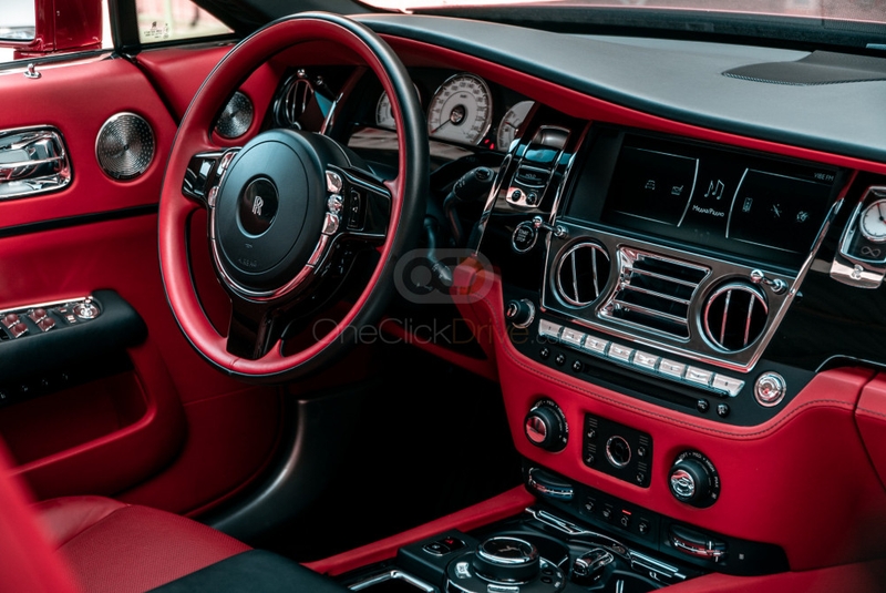 rouge Rolls Royce Insigne noir de l'aube 2019