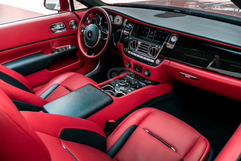 rojo Rolls Royce Insignia negra del amanecer 2019