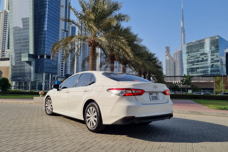 Beyaz Toyota Camry 2019