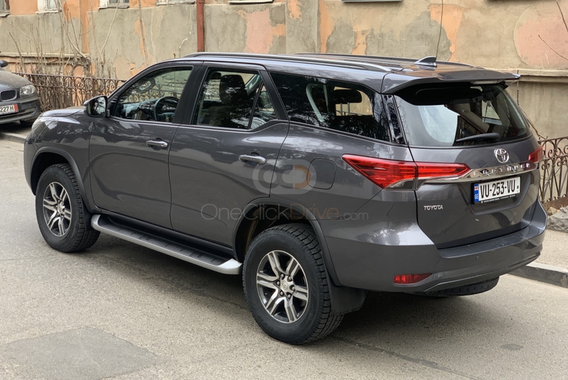 marron Toyota Fortuner 2019