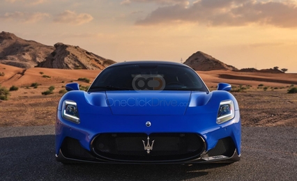 Mavi Maserati MC20 2022