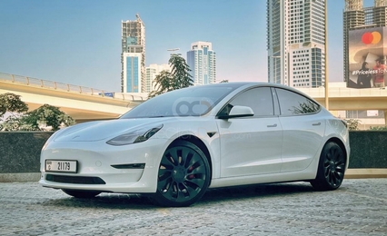 geeuwen tint linnen Huur Tesla Model 3 Prestaties 2022 auto in Dubai at AED 750/dag & AED  12999/maand