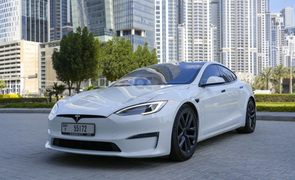 Uitgestorven Verstenen gezond verstand Huur Tesla Model S Plaid 2021 auto in Dubai at AED 1700/dag & AED  37590/maand