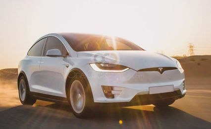 White Tesla Model X 2018