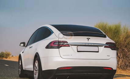 White Tesla Model X 2018
