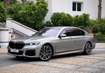 Beige BMW 760i 2021
