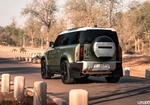 Green Land Rover Defender V6 2022