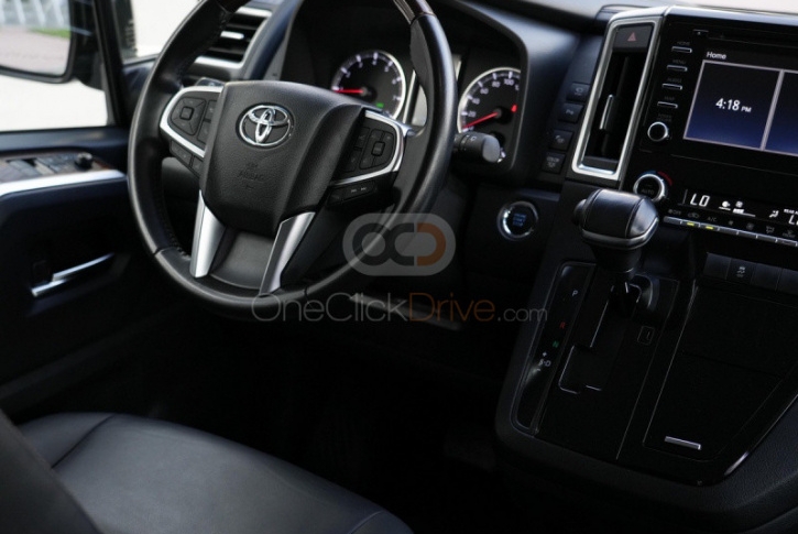 Toyota Granvia 2023 con conductor 2